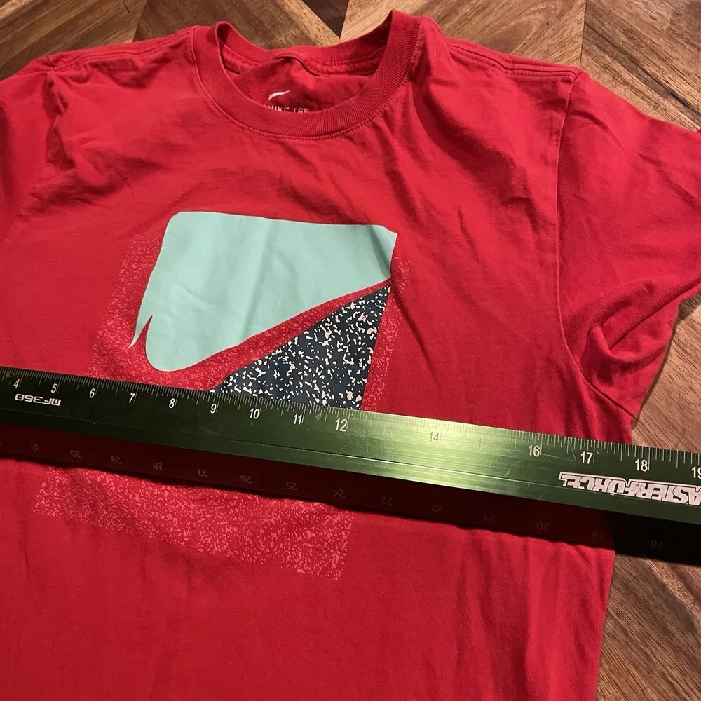 Nike Shirt‎ Tee Center Graphic Swoosh Logo Crew Neck Short Sleeve Athletic Small
